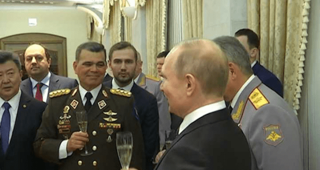 Así brindaron Padrino López y Putin durante el Día del Ejército en Rusia (Foto: Venepress.com)