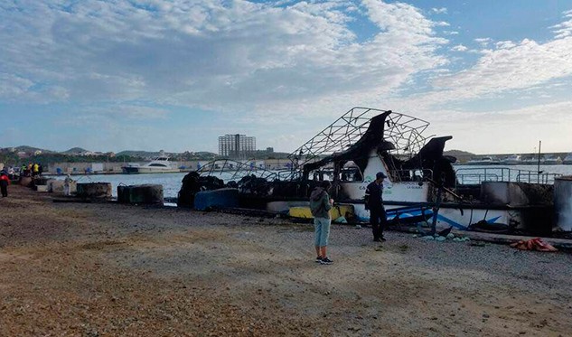 Más de 20 embarcaciones se calcinaron en la Marina del Bayside / Foto: CORTESÍA