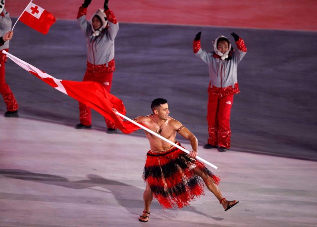 Pyeongchang 2018 Winter Olympics – Opening Ceremony – Pyeongchang Olympic Stadium- Pyeongchang, South Korea – February 9, 2018 - Pita Taufatofua of Tonga carries the national flag during the opening ceremony. REUTERS/Phil Noble