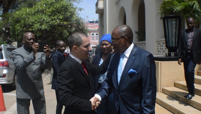 Jorge Arreaza es recibido en Angola // Foto @CancilleriaVE
