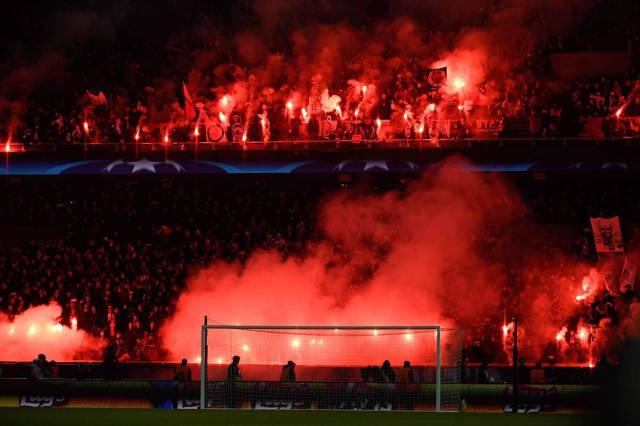 Los ultras exhiben bengalas durante el PSG-Real Madrid del pasado martes. CHRISTOPHE SIMON AFP