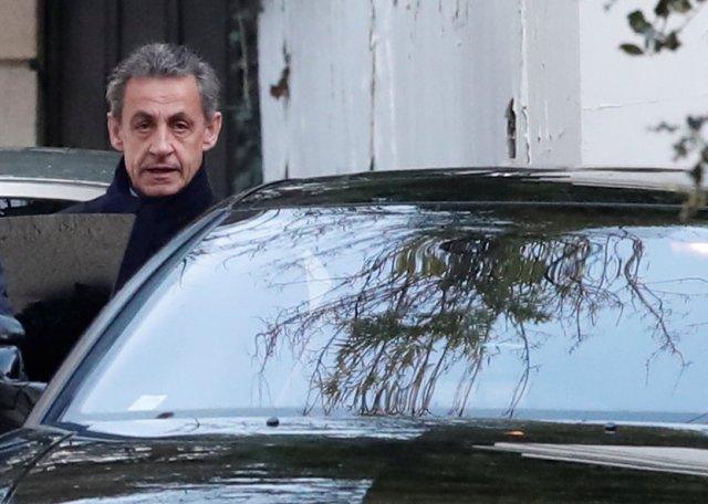 El ex presidente francés Nicolas Sarkozy ingresa a su automóvil cuando sale de su casa en París, Francia, el 21 de marzo de 2018. REUTERS / Benoit Tessier