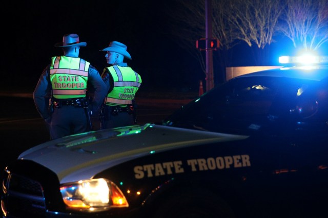 Patrulleros estatales de Texas vigilan un punto de control cerca de funcionarios de las fuerzas del orden que investigan un incidente relacionado con un artefacto explosivo en Austin, Texas, EEUU. 20 marzo 2018. REUTERS/Loren Elliott