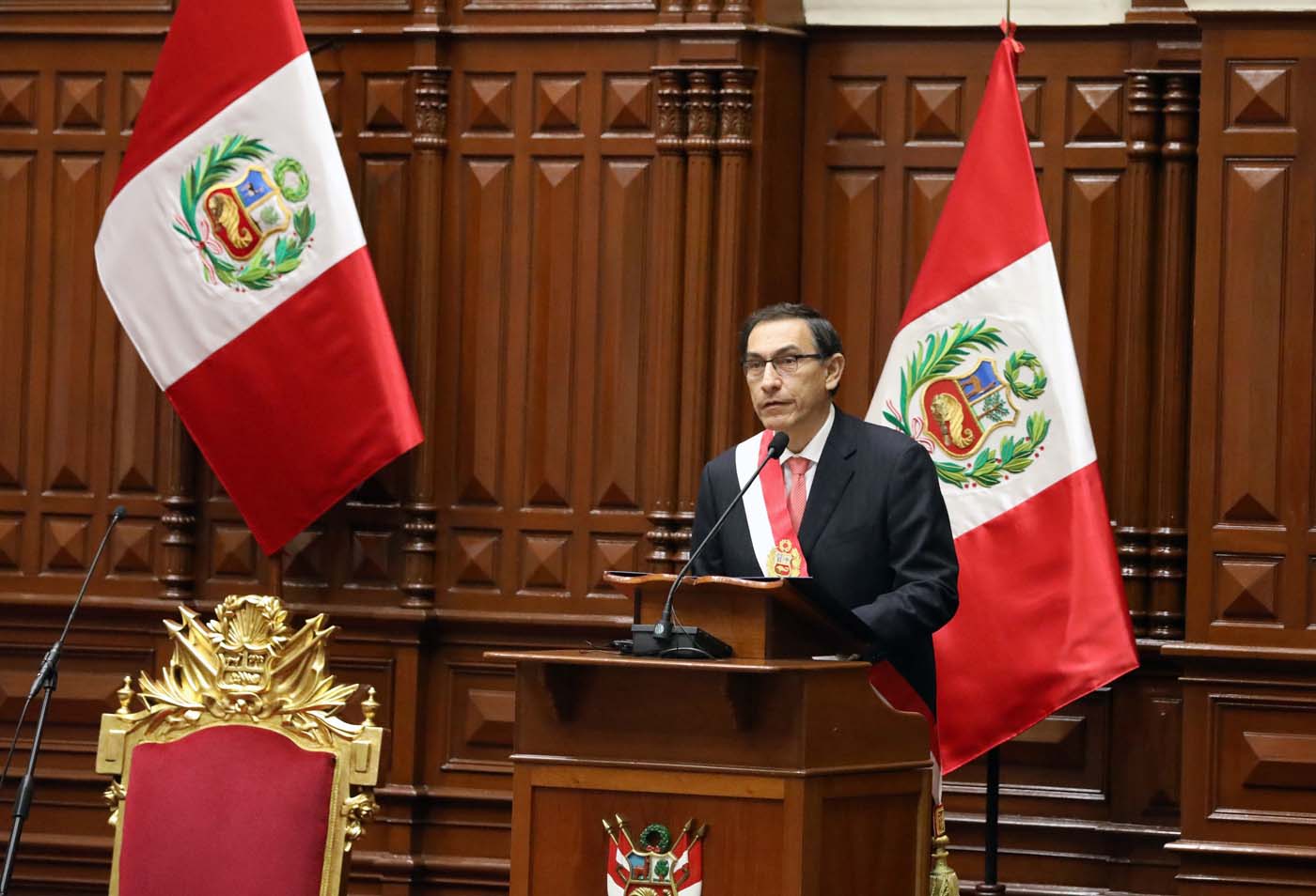 Nuevo presidente de Perú despide a ministro investigado tras polémicos videos
