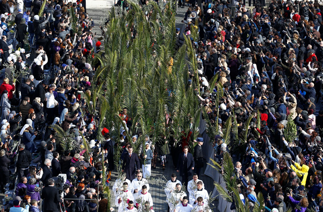 Faithful gather to attend the Palm Sunday Mass in Saint Peter's Square at the Vatican, March 25, 2018  REUTERS/Stefano Rellandini