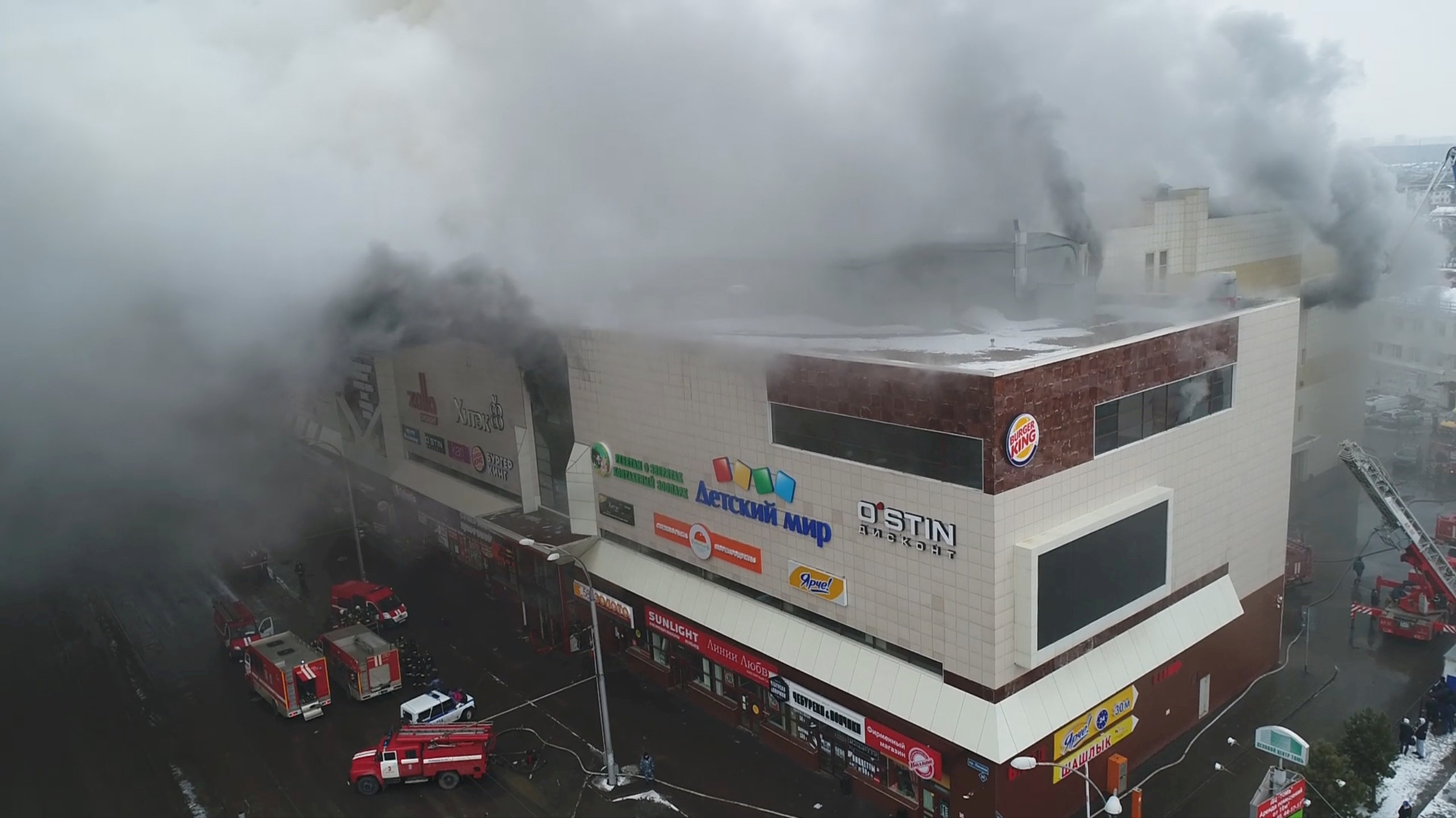 Suben a 64 las víctimas mortales por incendio en centro comercial de Siberia (Fotos)