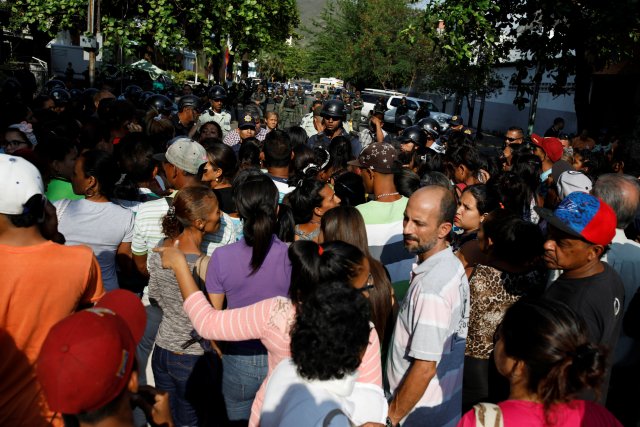 Familiares de los presos esperan información a las afueras de la Comandancia de PoliCarabobo. REUTERS/Carlos Garcia Rawlins