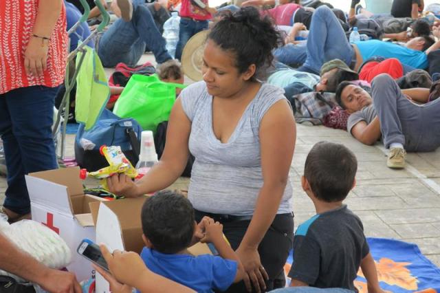 Migrantes centroamericanos descansan en la población de Mapastepec, en el estado de Chiapas (México) este 26 de marzo de 2018. A pie o pidiendo un "ride", más de mil migrantes centroamericanos atraviesan estos días México rumbo a Estados Unidos en una caravana que este año ha multiplicado sus participantes debido a la delicada situación que vive Honduras. Las jornadas del llamado "Viacrucis migrantes en la lucha", nombre que adquiere por su coincidencia con la Semana Santa, comienzan pronto; los migrantes empiezan su camino a las cinco de la mañana, para aprovechar las horas en las que el sol no golpea tan fuerte. EFE/Isabel Reviejo