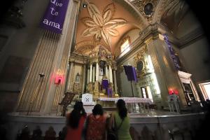 Fieles católicos mexicanos muestran devoción en Visita de las siete casas