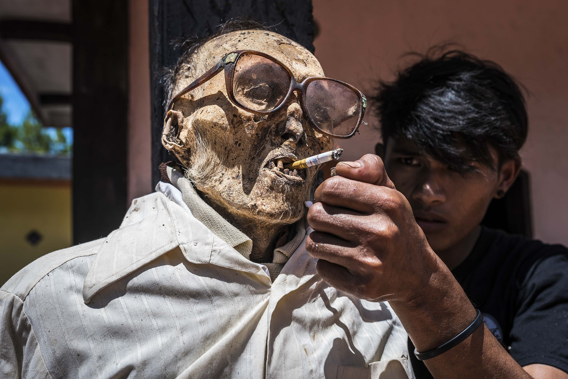 Aterradora tradición: La región de Indonesia en la que los vivos conviven con los muertos (FOTOS)