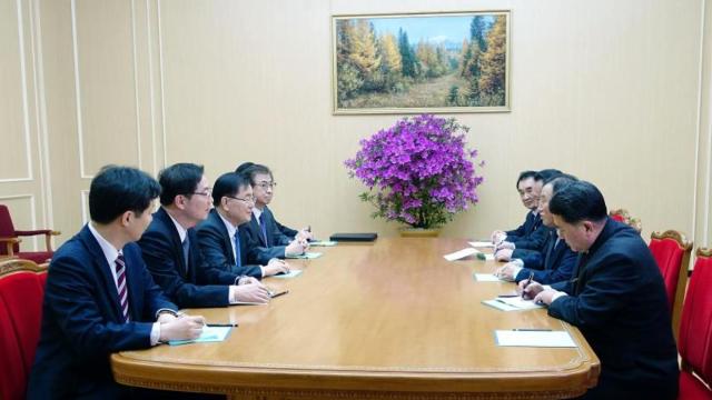 Delegaciones de Corea del Norte y Corea del Sur, este lunes en la Casa Azul, Pyongyang - Reuters