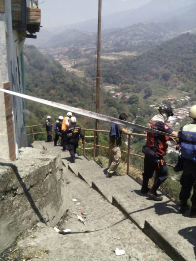 Equipo de Protección Civil y Bomberos en Mérida // Foto vía Diario Los Andes