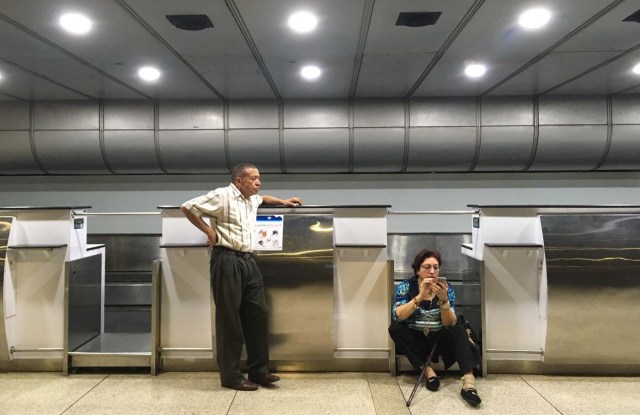 People wait at the counters of Panama's Copa Airlines at Caracas' international airport on April 6, 2018 after Venezuela suspended the company's flights in an escalating diplomatic row. Panama on April 5 ordered Venezuela's ambassador out and recalled its own envoy to the country as Caracas imposed sanctions on senior Panamanian officials and suspended flights in an escalating diplomatic row. At issue is Panama's alignment with other Latin American countries as well as the European Union, Canada and the United States that have taken measures against President Nicolas Maduro's and his government on the grounds that he is undemocratically tightening his hold on power. / AFP PHOTO / Federico PARRA