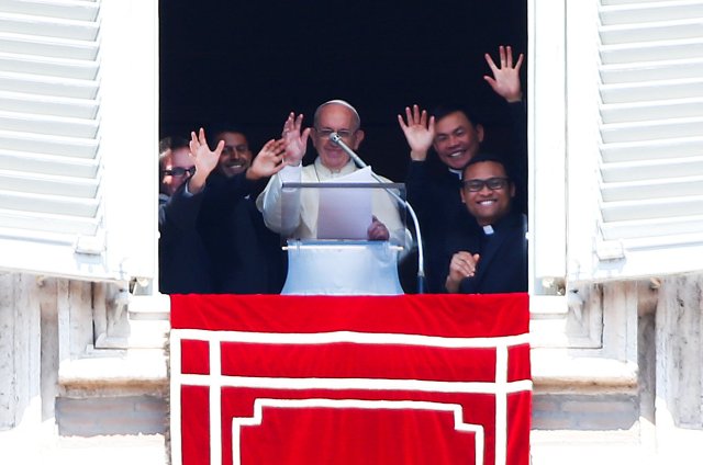 El Papa Francisco saluda a los sacerdotes recién ordenados mientras dirige la oración del Ángelus en la Plaza de San Pedro en el Vaticano el 22 de abril de 2018. REUTERS / Tony Gentile