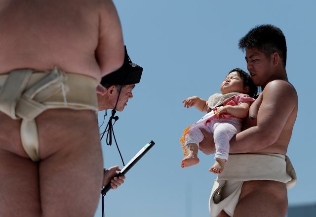 El bebé que más duro llore, se proclama ganador del certamen | FOTO: REUTERS/Issei Kato