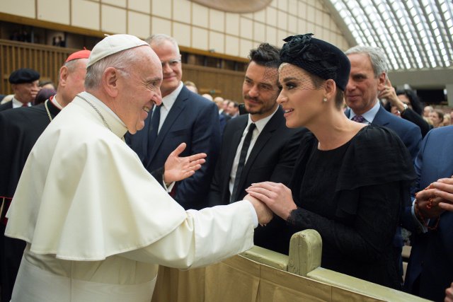 El Papa Francisco conoce a la cantante Kate Perry durante la conferencia internacional "United to Cure" sobre la cura del cáncer en la sala Paul VI, en el Vaticano, el 28 de abril de 2018. Osservatore Romano / Folleto a través de REUTERS ATENCIÓN EDITORES - ESTA IMAGEN FUE PROPORCIONADA POR UN TERCERO