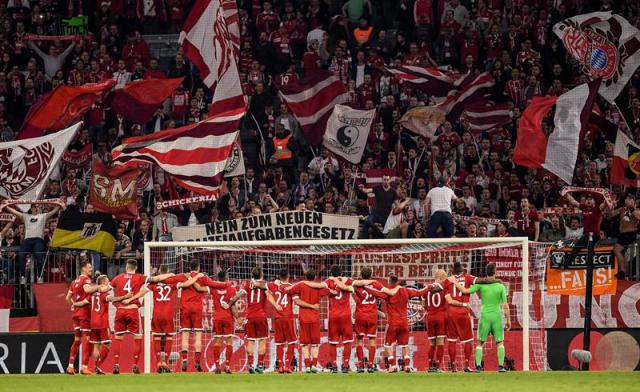 Los jugadores de Bayern celebran con los aficionados hoy, miércoles 11 de abril de 2018, durante un partido de cuartos de final de la Liga de Campeones entre Bayern Múnich y Sevilla FC, en Múnich (Alemania). EFE/LUKAS BARTH