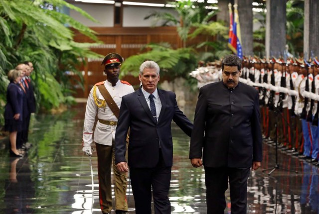 HAB03. LA HABANA (CUBA), 21/04/18.- El presidente de Cuba, Miguel Díaz-Canel (i), y su homólogo de Venezuela, Nicolás Maduro (d), pasan revista a las tropas formadas para la ceremonia oficial de recibimiento hoy, sábado 21 de abril de 2018, en el Palacio de la Revolución de La Habana (Cuba). El nuevo presidente de Cuba, Miguel Díaz-Canel, recibió hoy en el Palacio de la Revolución de La Habana a su homólogo venezolano, Nicolás Maduro, el primer jefe de estado que visita la isla tras el relevo presidencial ocurrido esta semana en el país caribeño. EFE/Alejandro Ernesto