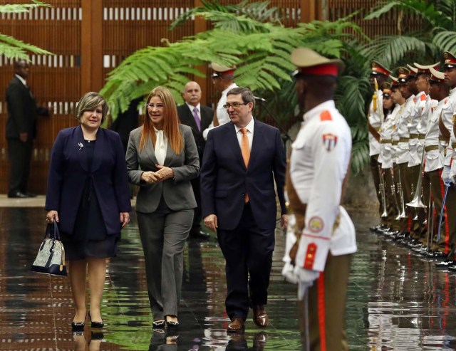 HAB06. LA HABANA (CUBA), 21/04/18.- Lis Cuesta (i), esposa del presidente de Cuba, Miguel Díaz-Canel; la primera dama de Venezuela, Cilia Flores (c); y el canciller cubano, Bruno Rodríguez (d), caminan junto a las tropas formadas para la ceremonia oficial de recibimiento hoy, sábado 21 de abril de 2018, en el Palacio de la Revolución de La Habana (Cuba). El nuevo presidente de Cuba, Miguel Díaz-Canel, recibió hoy en el Palacio de la Revolución de La Habana a su homólogo venezolano, Nicolás Maduro, el primer jefe de estado que visita la isla tras el relevo presidencial ocurrido esta semana en el país caribeño. EFE/Alejandro Ernesto