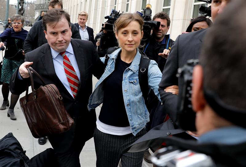 En libertad bajo fianza la actriz de Smallville Allison Mack, acusada de trata de mujeres