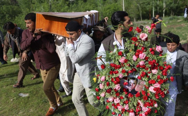KAB01. KABUL (AFGANISTÁN), 30/04/2018.- Familiares y amigos asisten al funeral de Shah Marai, fotógrafo de la agencia de noticias francesa AFP, que murió en un atentado en Kabul, Afganistán, hoy, 30 de abril de 2018. El grupo yihadista Estado Islámico (EI) perpetró hoy un doble atentado en Kabul que ha acabado con la vida de 25 personas, entre ellas nueve periodistas, y dejado heridas a otras 49, en una de las jornadas más duras desde 2001 para la prensa en Afganistán. EFE/Jawad Jalali