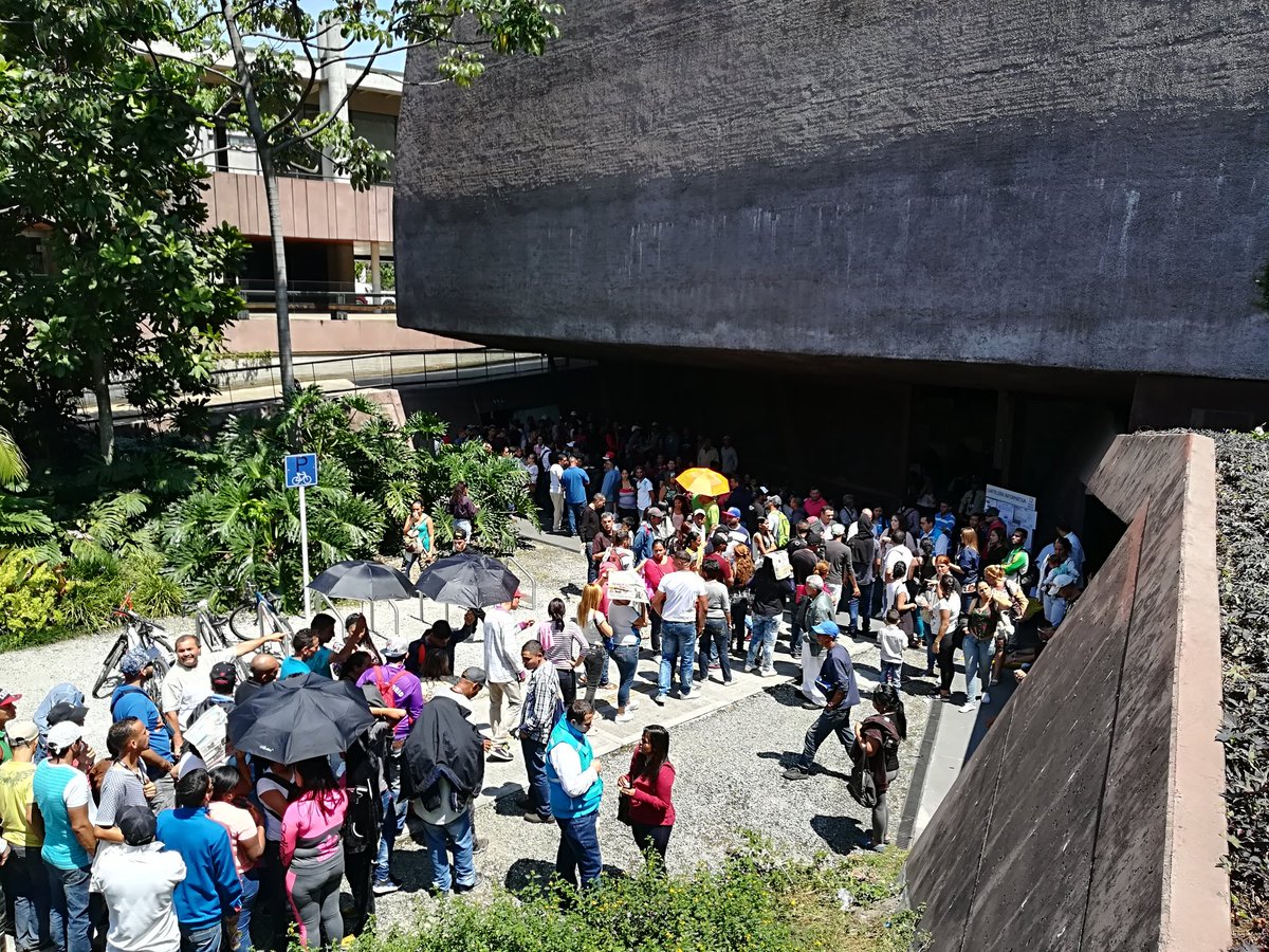 Avalancha de venezolanos en el primer día de censo en Medellín (fotos)