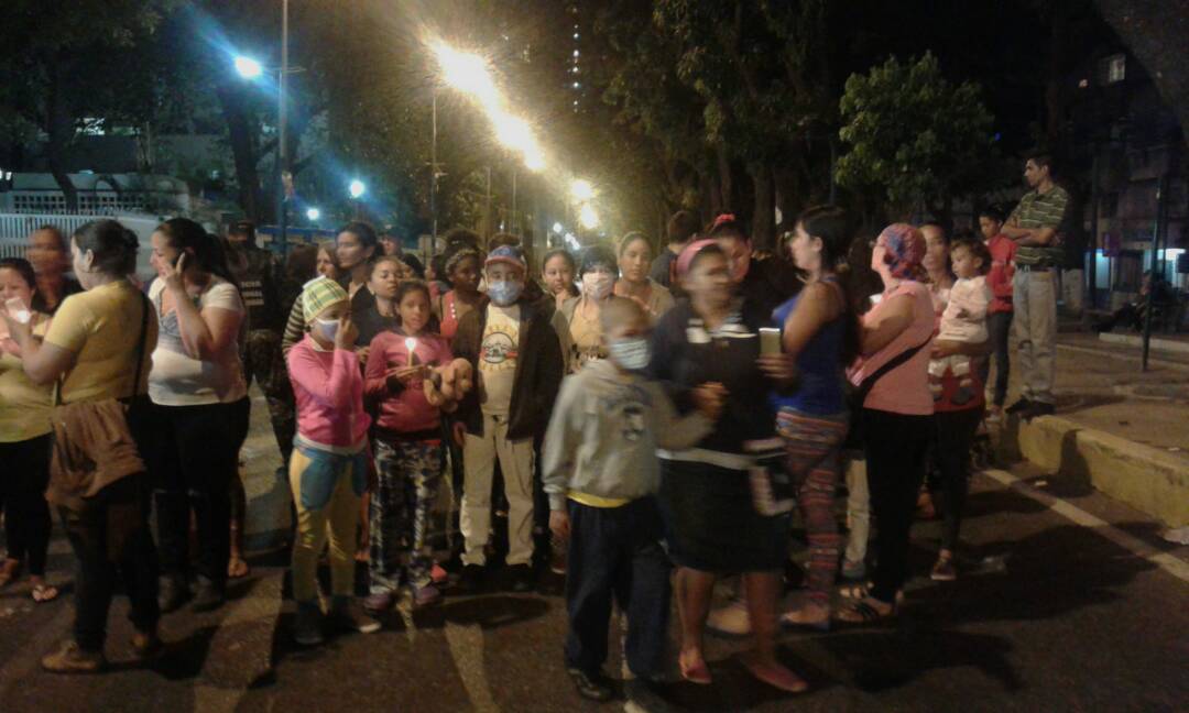 Madres de pacientes en el J.M de los Ríos realizan vigilia en las puertas del hospital