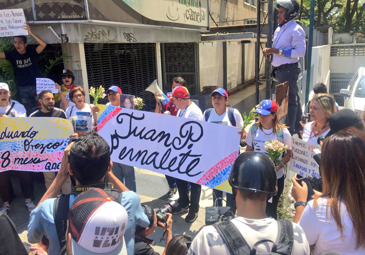 Venezolanos rinden tributo a jóvenes asesinados en protestas de 2017 en Caracas (fotos)