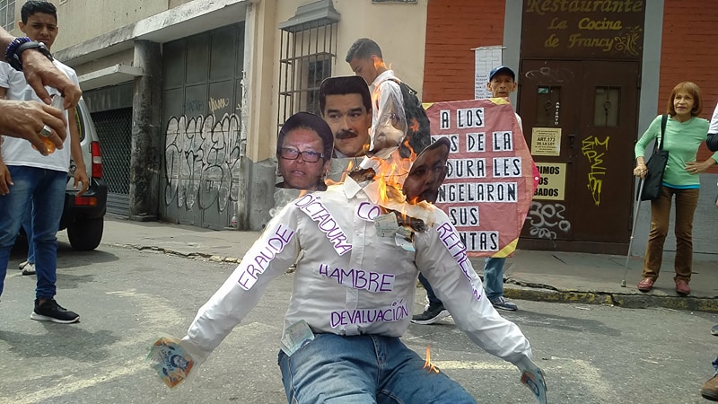 En Caracas quemaron al hambreador Judas Maduro Farías Reverol de Lucena (Fotos y video)