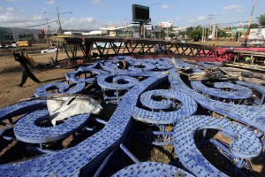 Los “arboles de la vida”, símbolos del poder de Ortega destruidos en Nicaragua (Fotos)
