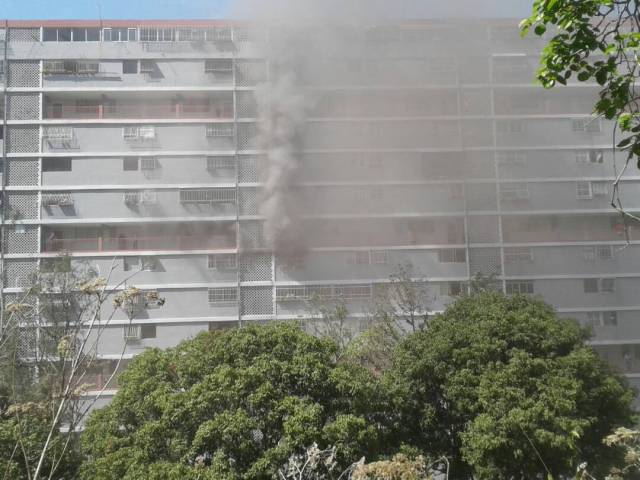 Foto: Reportan incendio en la Urbanización Simón Rodríguez en Caracas  / Cortesía