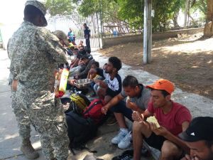 Armada de Colombia rescata a 40 inmigrantes abandonados por coyotes en el Golfo de Urabá