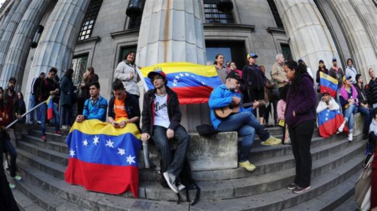 De profesionales en Venezuela a camareros en Argentina: La historia de muchos jóvenes