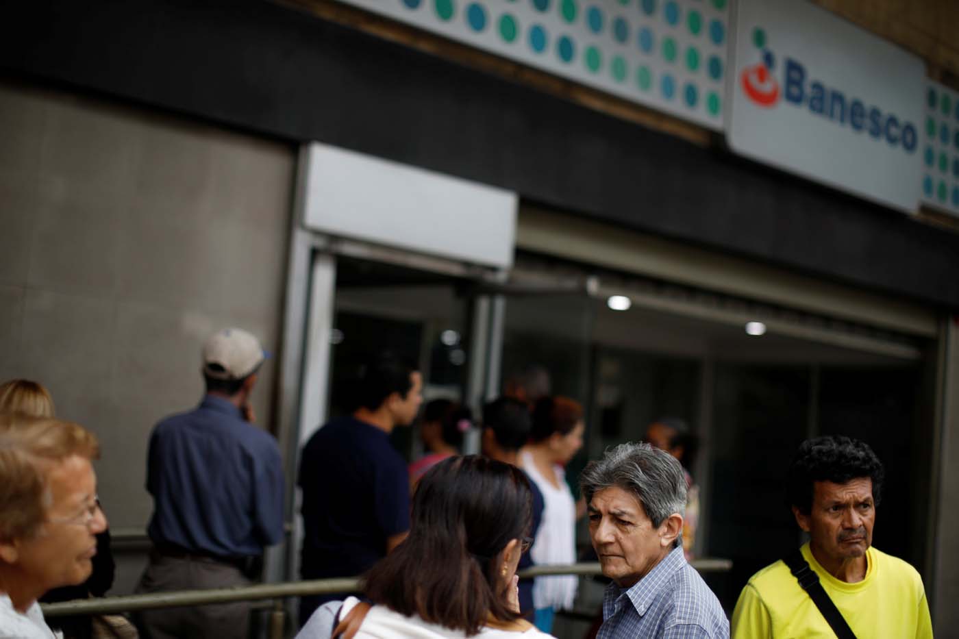 Clientes preocupados por posible cierre o expropiación de Banesco