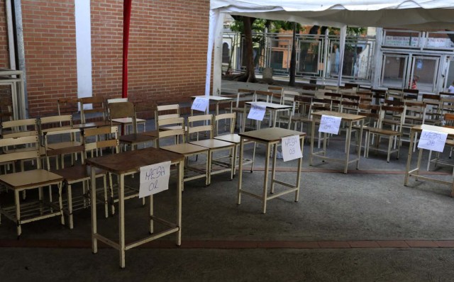 Una mesa de votación permanece vacía durante las elecciones presidenciales en Caracas, Venezuela, el 20 de mayo de 2018. REUTERS / Marco Bello