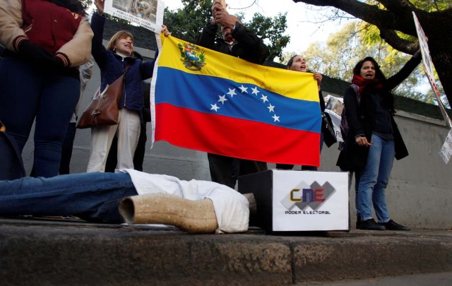 Ciudadanos venezolanos que viven en Argentina participan en una protesta frente a la embajada de Venezuela durante las elecciones presidenciales en Venezuela, en Buenos Aires, Argentina, el 20 de mayo de 2018. REUTERS / Martin Acosta