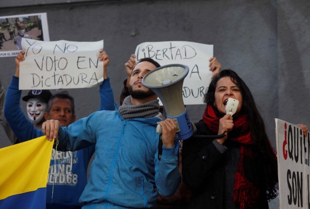 Ciudadanos venezolanos que viven en Argentina participan en una protesta frente a la embajada de Venezuela durante las elecciones presidenciales en Venezuela, en Buenos Aires, Argentina, el 20 de mayo de 2018. El letrero dice: "No voto por la dictadura" REUTERS / Martin Acosta
