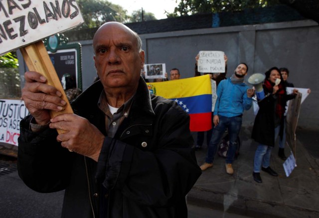 Ciudadanos venezolanos que viven en Argentina participan en una protesta frente a la embajada de Venezuela durante las elecciones presidenciales en Venezuela, en Buenos Aires, Argentina, el 20 de mayo de 2018. REUTERS / Martin Acosta
