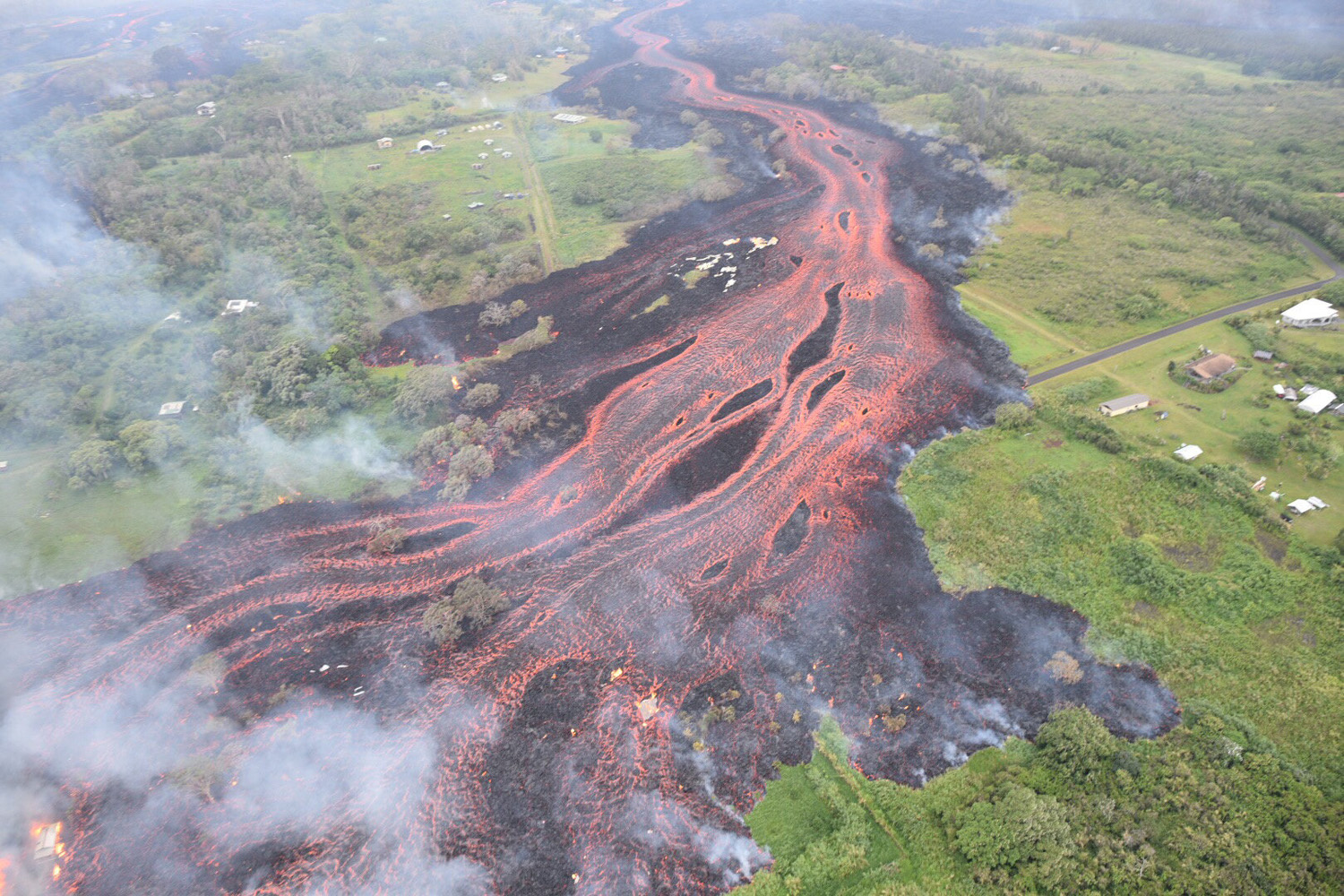 La lava del volcán Kilauea se aproxima a planta geotérmica con sustancias inflamables