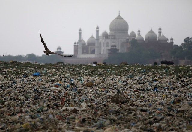 En la imagen, la basura se acumula a orillas del río Yamuna, cerca del Taj Mahal en Agra, India, el 19 de mayo de 2018. REUTERS/Saumya Khandelwal