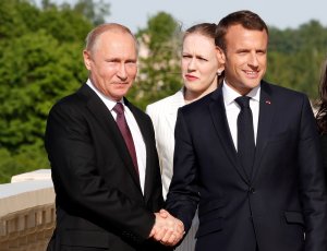 Putin viajará a Francia para reunirse con Macron