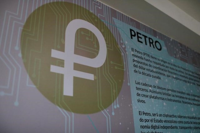 En la imagen de archivo el logotipo de la criptomoneda venezolana "Petro" se ve en una instalación del Ministerio de Juventud y Deportes en Caracas, Venezuela, el 23 de febrero de 2018. REUTERS / Marco Bello