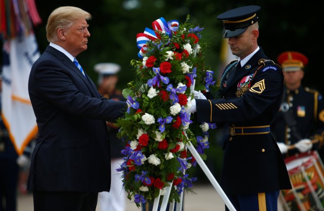 El presidente de EE. UU., Donald Trump, asiste a una ceremonia de colocación de corona en la Tumba del Soldado Desconocido en el Cementerio Nacional de Arlington como parte de la celebración del Día de los Caídos