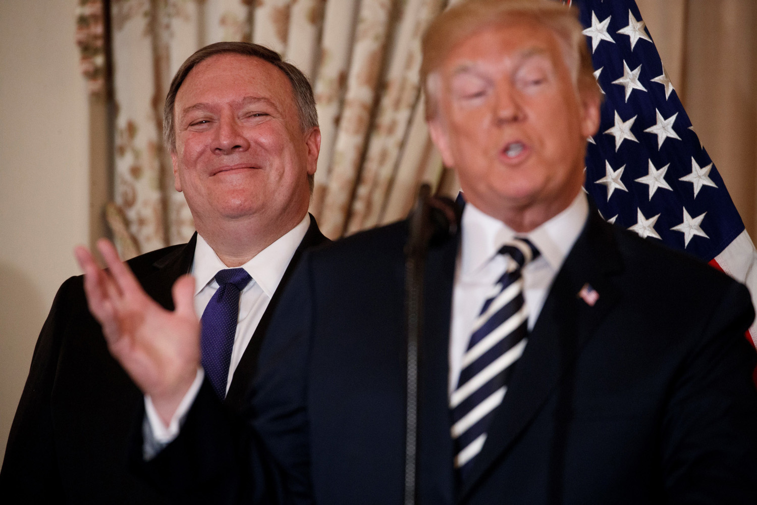 Periódico iraní amenazó con el asesinato de Trump y Pompeo tras apuñalamiento a Rushdie