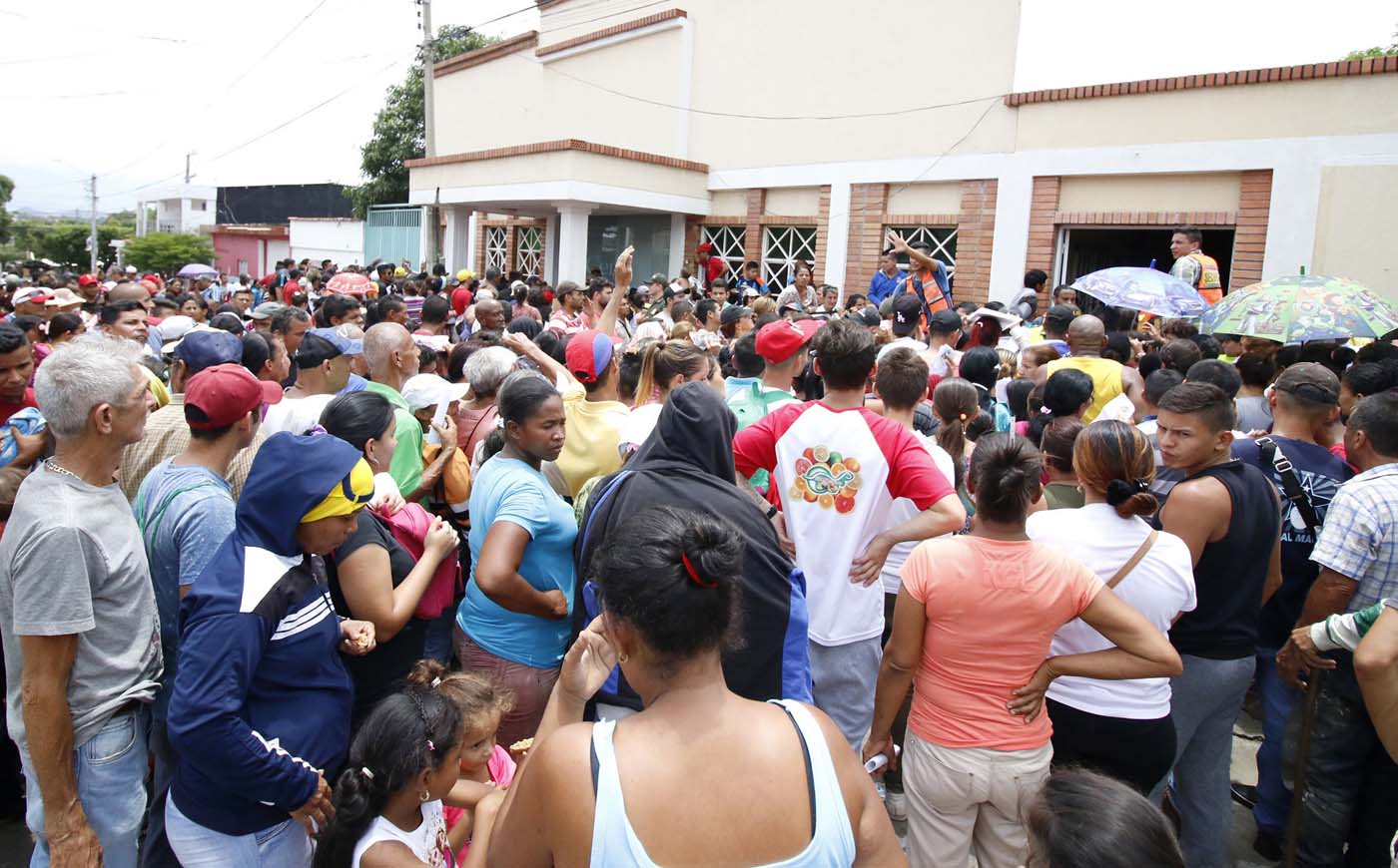 Desórdenes en entrega de ayuda alimentaria de la ONU a venezolanos en Colombia