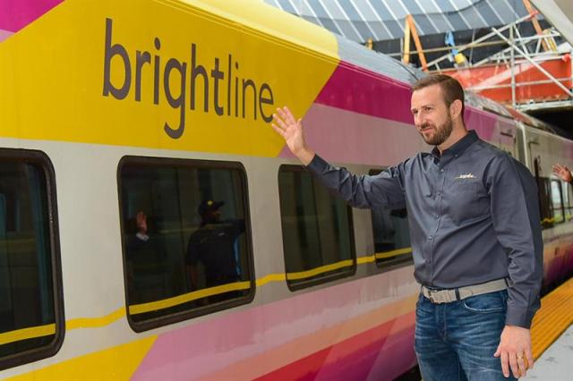 Fotografía cedida por Brightline, que muestra a Patrick Goddard, presidente de la compañía, mientras recibe el primer tren de alta velocidad en Miami (Estados Unidos) hoy, sábado 19 de mayo de 2018. Miami cuenta ya con un servicio ferroviario de alta velocidad, tras la llegada y salida de los primeros trenes de pasajeros de la compañía Brightline en la flamante estación ubicada en el centro de la ciudad y que ha sido inaugurada hoy. Este servicio, que ya conectaba las ciudades de Fort Lauderdale y West Palm Beach, ha echado a andar esta mañana los primeros trenes de alta velocidad hasta Miami, extendiendo así su trayecto en medio de una expectación que generó la venta anticipada de todos los billetes disponibles para el fin de semana. EFE/Brightline/SOLO USO EDITORIAL/NO VENTAS