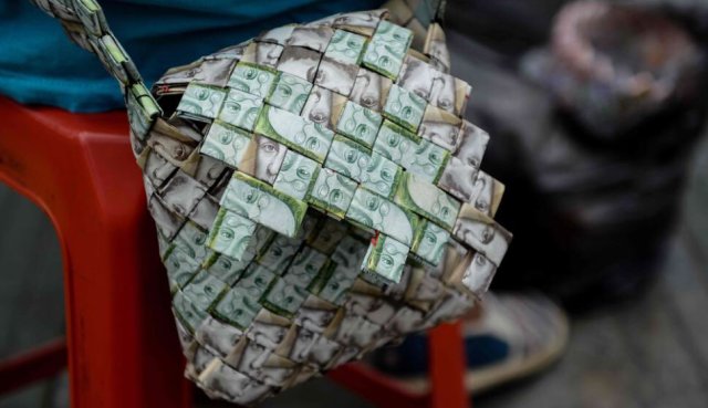 En Colombia, al cambio, son $6.500 pesos. María, por cada bolso, pide 15.000 pesos colombianos | Foto; @BrianFincheltub