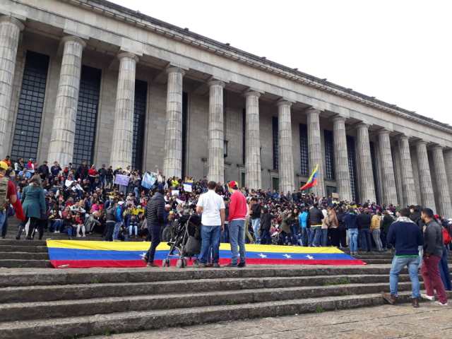 Venezolanos protestan contra el proceso de este domingo, desde la Estan en la facultad de derecho de Buenos Aires.  Fotos: Johanna Valencia