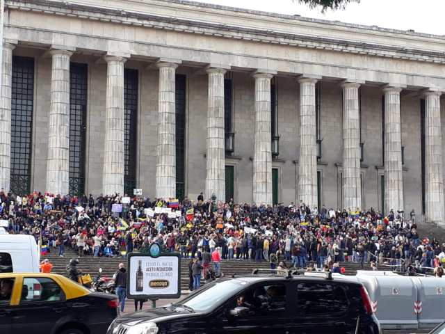 Venezolanos protestan contra el proceso de este domingo, desde la Estan en la facultad de derecho de Buenos Aires. Fotos: Johanna Valencia