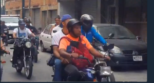 ¿Operación remolque? Caravana de motorizados chavistas pasan por calles de Chacao (Video)